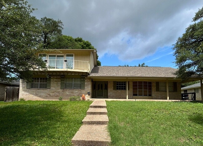 Primary Photo - Spacious 5-Bedroom Home Steps from Walnut ...