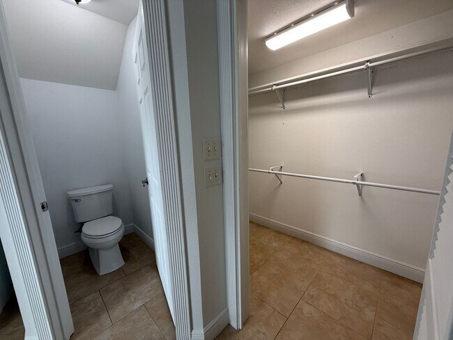 Building Photo - 905 Poinciana Dr