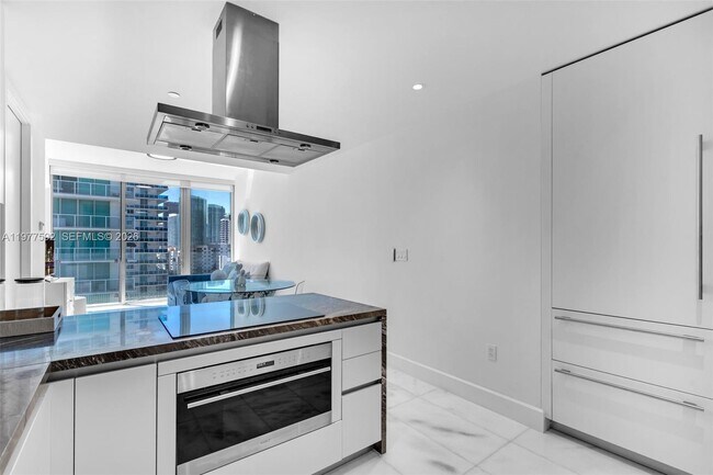 Building Photo - 700 NE 26th Terrace