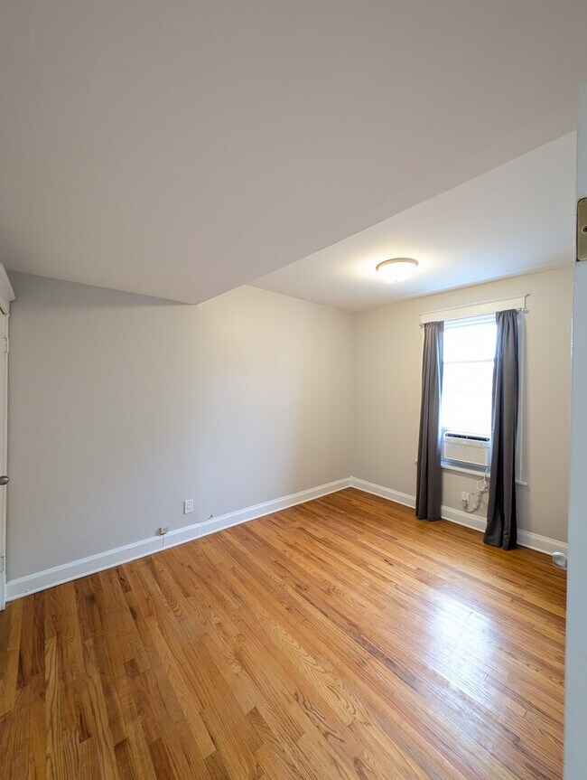 Building Photo - 2437 W Ainslie St