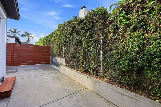 Building Photo - 2735 Broadway-1