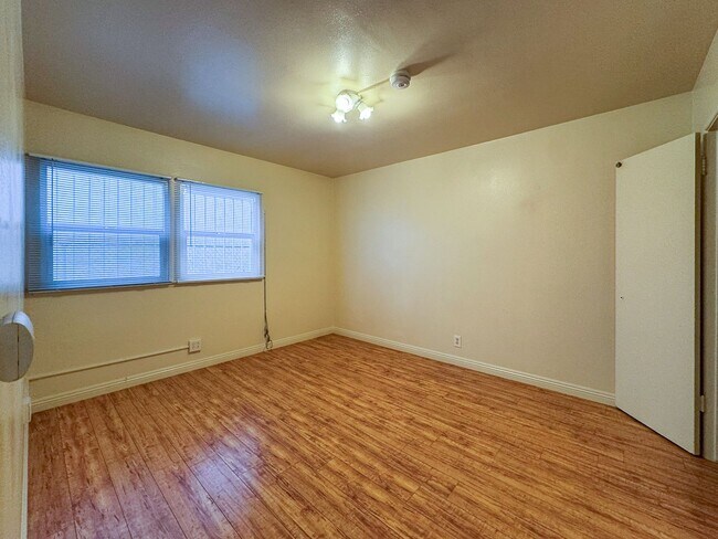 Building Photo - 4253 1/2 S Centinela Ave-