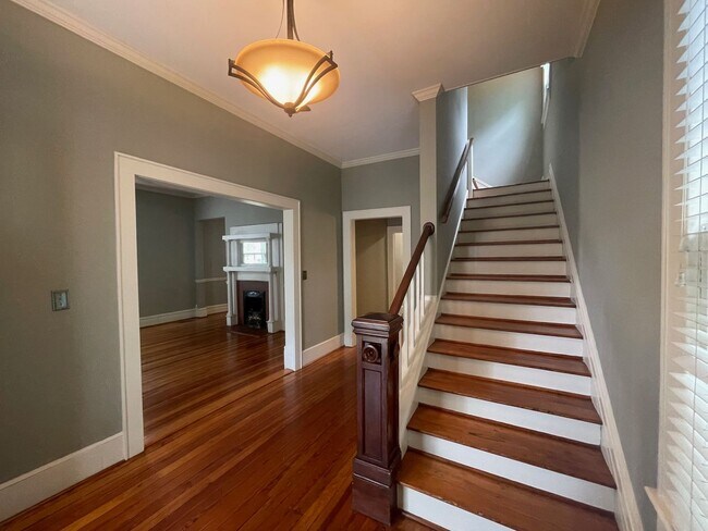 Building Photo - 3 Bedroom 2 1/2 Bath Updated Historic Home
