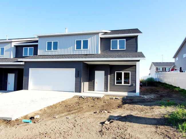 Building Photo - 3 Bed 2.5 Bath Townhome!