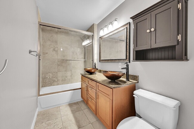 Building Photo - $2,000, 1 bed, 1.5 bath located in downtow...