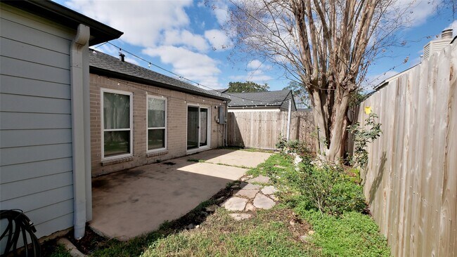 Building Photo - 12800 Briar Forest Dr