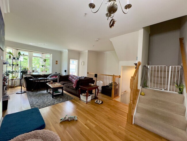 Building Photo - Modern 3-Bedroom Townhome with Stylish Fea...