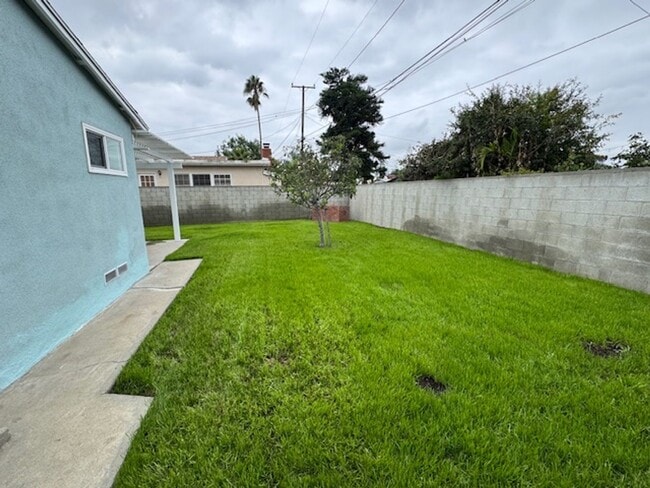 Building Photo - Beautiful 3 bedroom 2 bath HOME . . .  Clo...