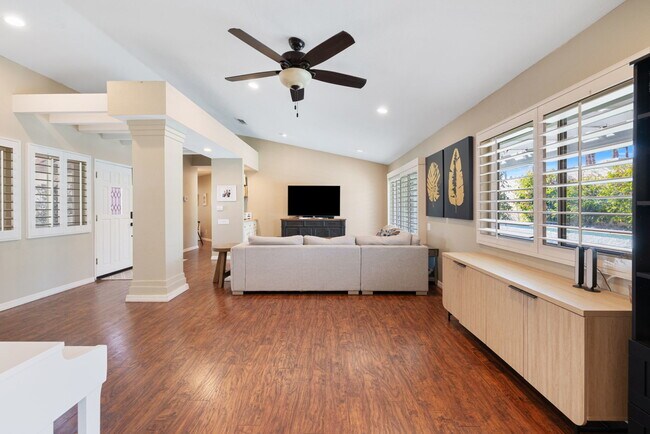 Building Photo - 43911 La Carmela Dr