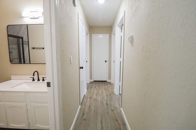Building Photo - 3 bed/2bath! Fully remodeled!