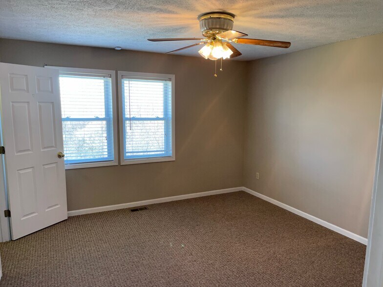 Building Photo - 8 Bay Heights Cir