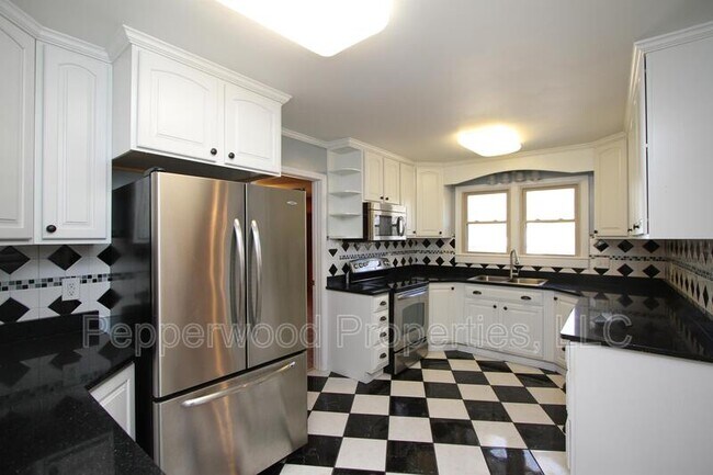 Building Photo - 327 N Park Dr