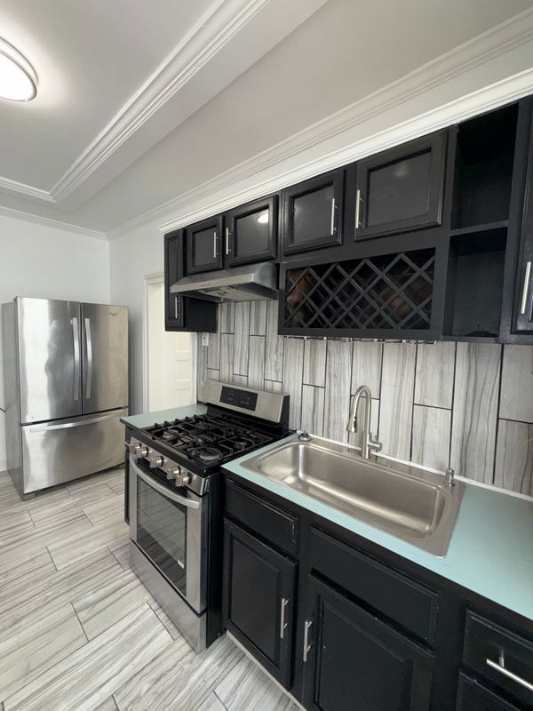 Building Photo - 92 Schofield St