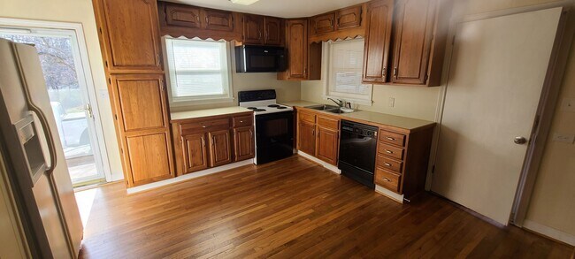 Building Photo - Lewisville Gem!