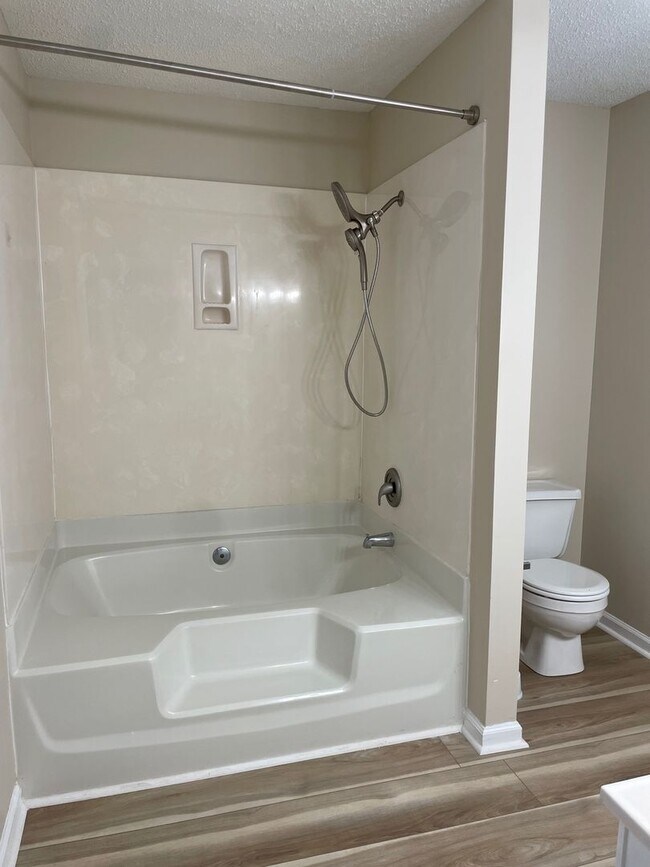 Building Photo - 10 Creekstone Ct