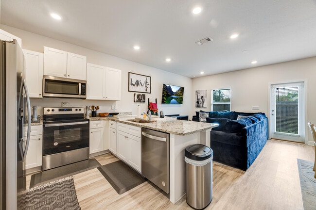 Building Photo - 1004 McLaren Cir