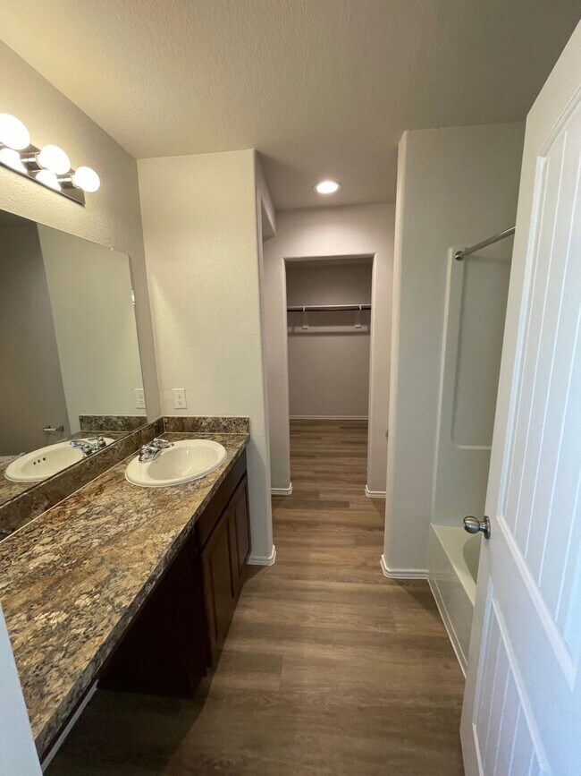 Building Photo - Secure Your Spot – 3 Bedroom, 2.5 Bath Home in Houston