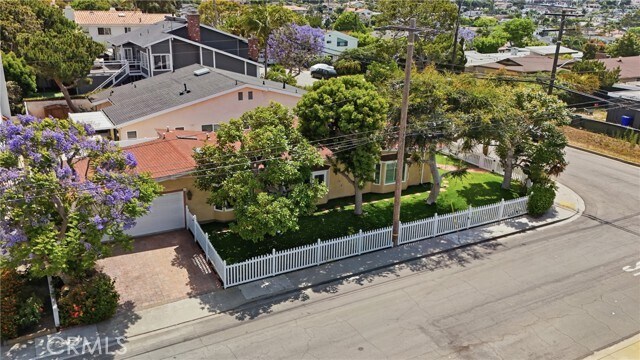 Building Photo - 926 N Rowell Ave