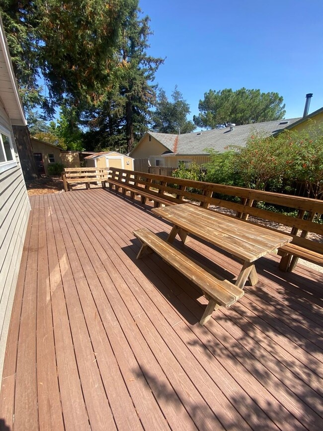 Building Photo - Charming 2 bedroom, 1 bathroom house with ...