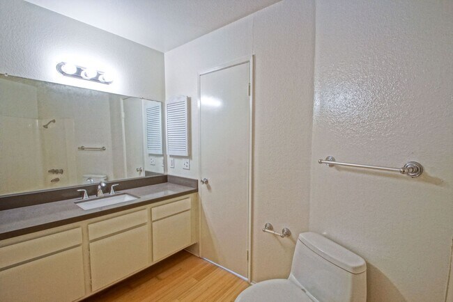 Building Photo - 2BR/2BA Condo with Stunning Ocean Views & ...