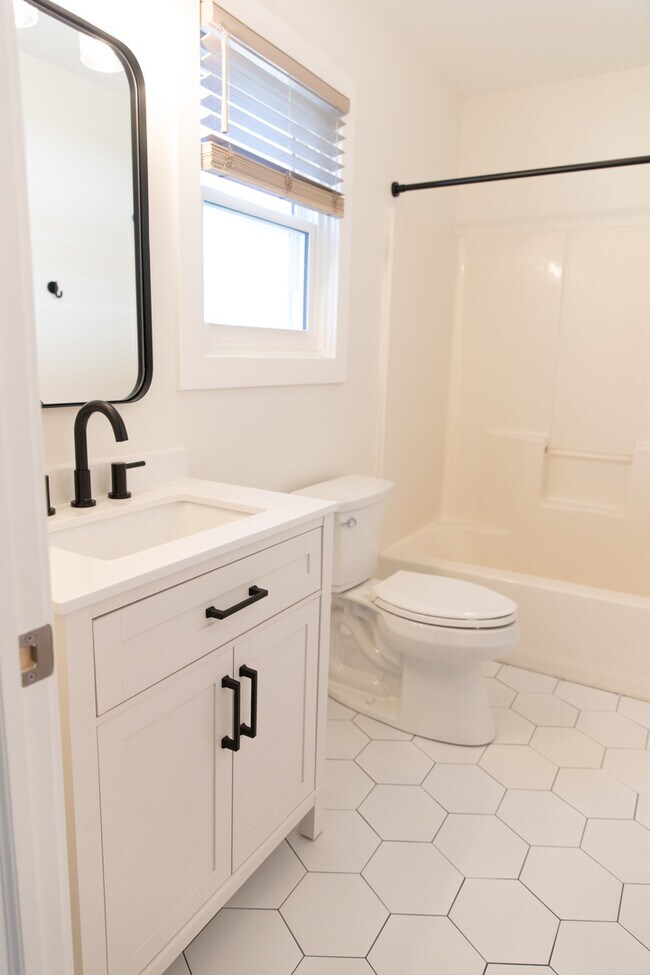 Building Photo - 713 Stevens St