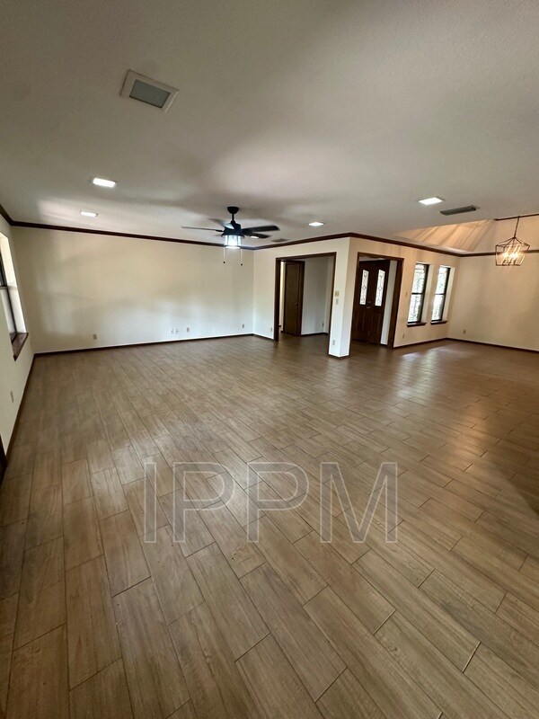 Building Photo - 125 El Cielo Cir