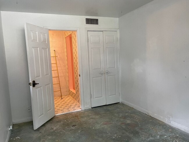 Building Photo - Adorable cottage!