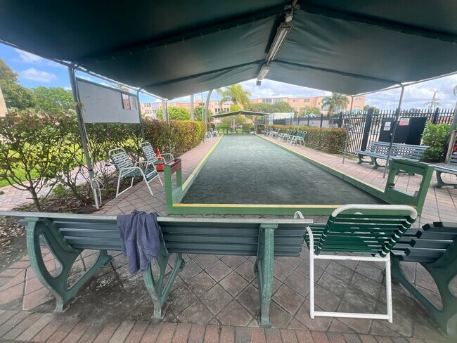 Building Photo - 2615 NE 3rd Ct