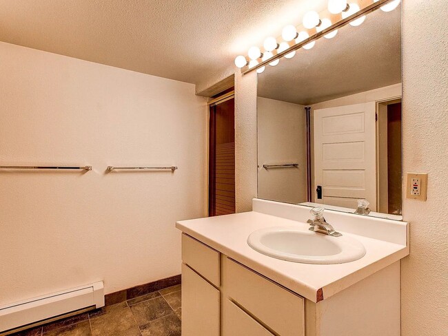 Building Photo - Charming Cheesman Park Duplex | 2 Bed / 2 Bath | Large Yard + Deck