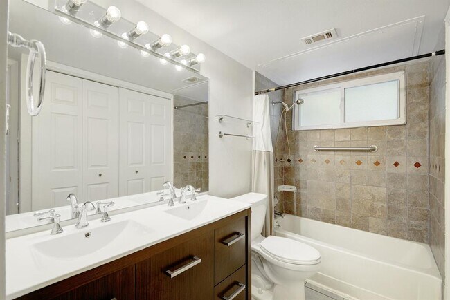 Building Photo - 1015 E Yager Ln