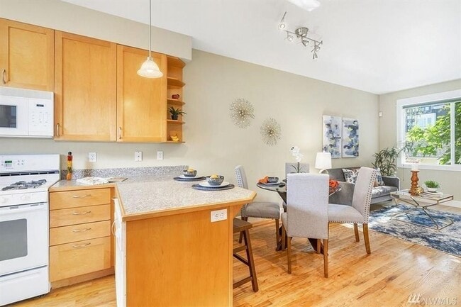 Building Photo - Fantastic Queen Anne Townhome