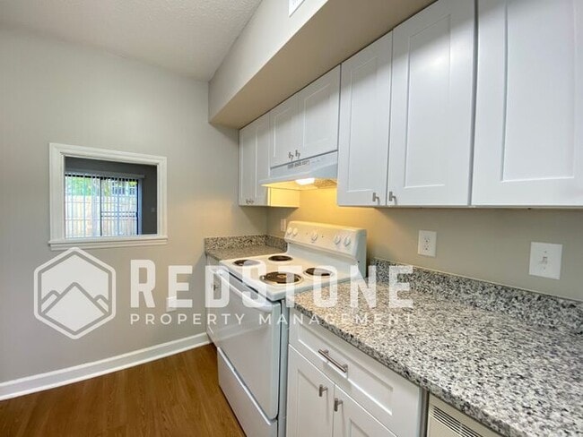 Building Photo - 2 Bedroom, 1.5 Bath - Townhouse