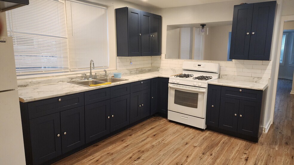 Building Photo - 1211 Highland Ave