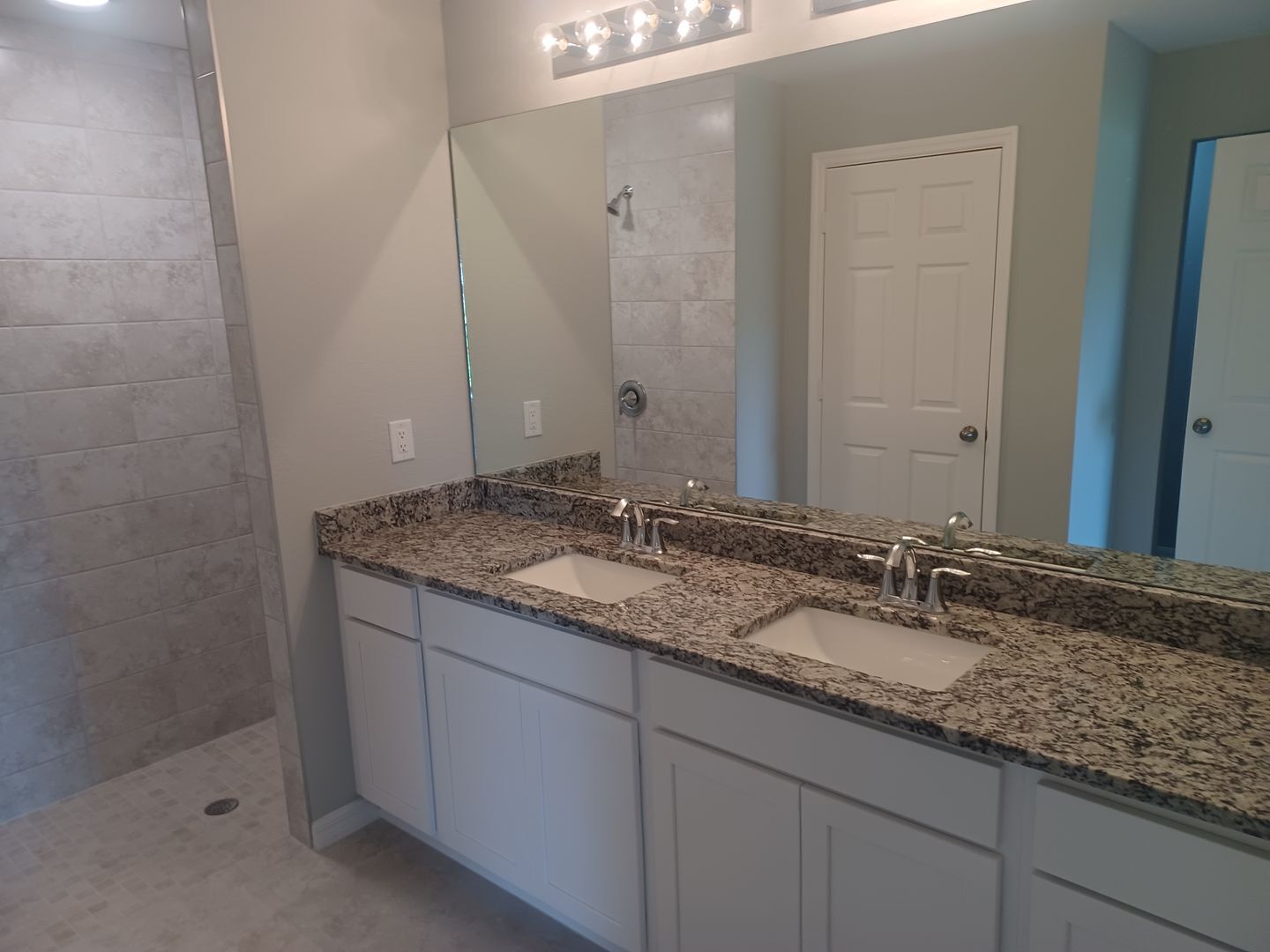 Building Photo - 4/2 Newer  construction home.