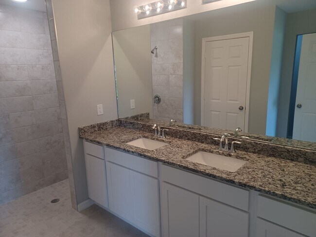 Building Photo - 417 SW 26th Ave