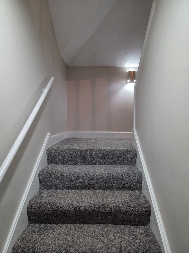 Building Photo - Beautiful 3-bedroom house available now