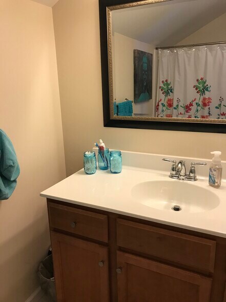 Building Photo - 215 N 6th St