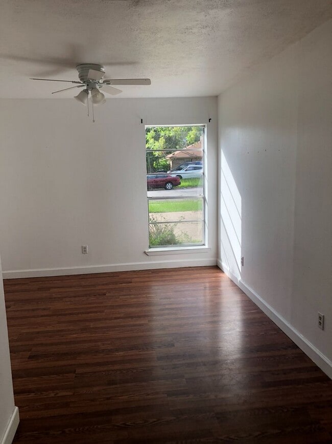 Building Photo - CUTE TWO BEDROOM ONE BATH DUPLEX ON SHUTTLE ROUTE