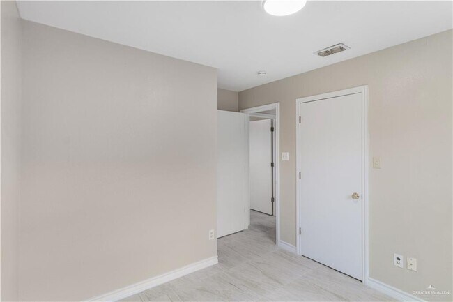 Building Photo - 16 Camellia Ave