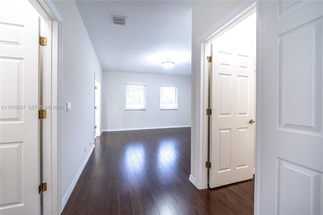 Building Photo - 5327 SW 40th Ave