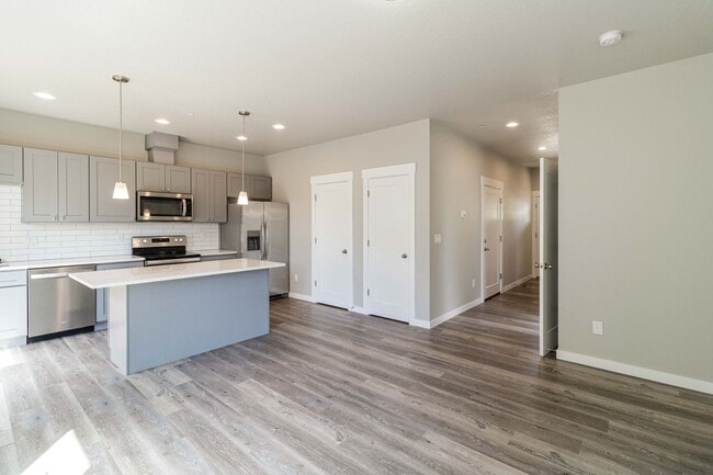 Building Photo - Move In Ready 3 Bedroom 2.5 Bathroom with ...