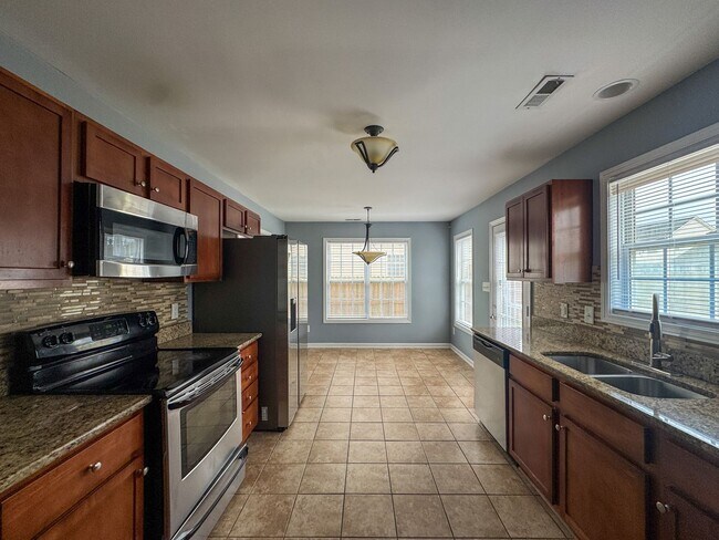 Building Photo - Spacious 3 Bed 2.5 Bath Home with Fenced Backyard