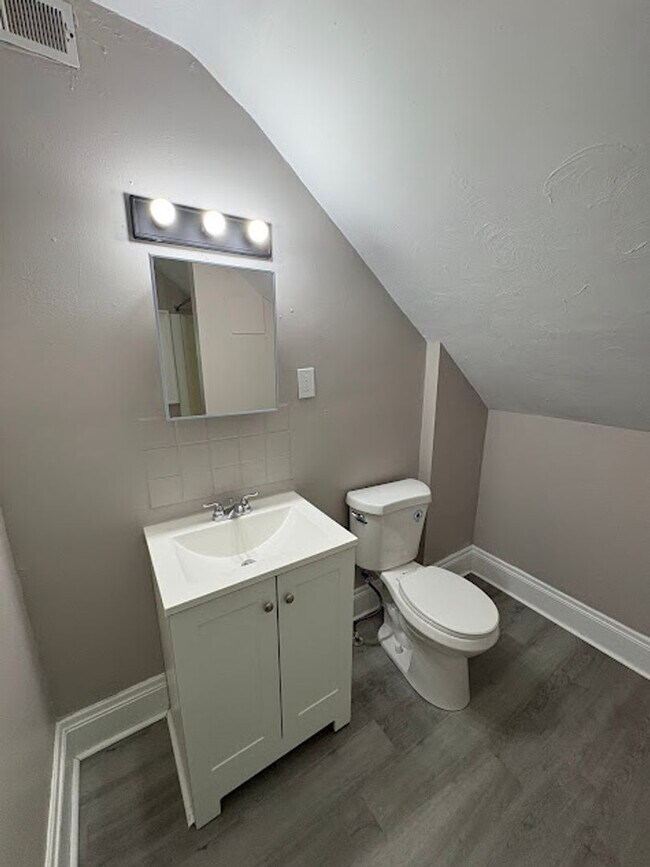 Building Photo - Pondview Triplex 360 Holdings