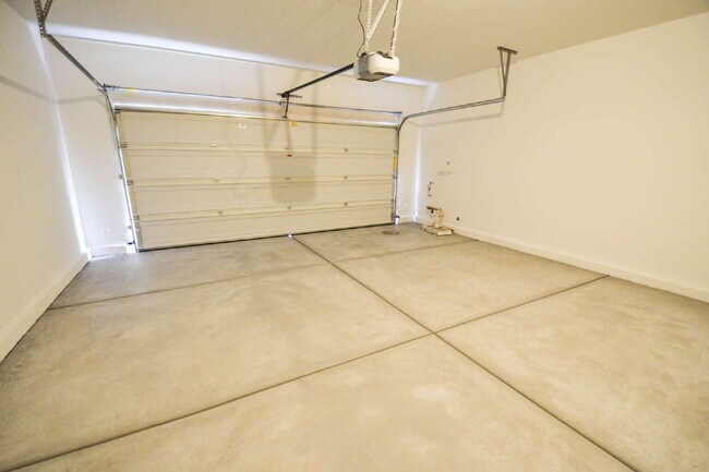 Building Photo - "Spacious 4-Bedroom Retreat with 2.5 Baths in Vibrant Las Vegas Locale!"