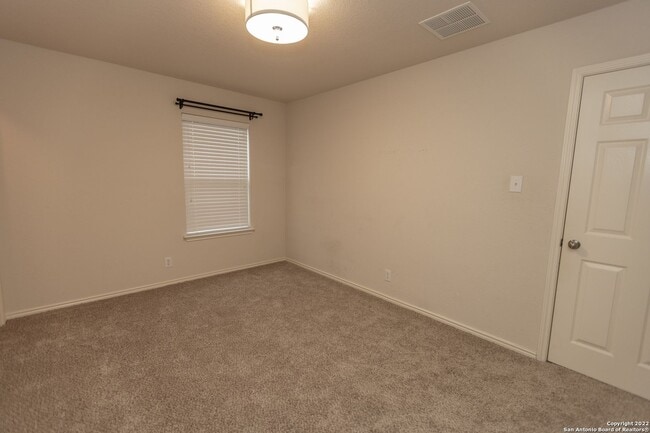 Building Photo - Stunning 5 bedroom 3 full bath home in the...