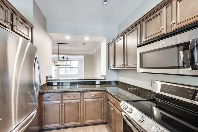 Building Photo - Awesome 2BE/2.5BA in the Pristine Park at ...
