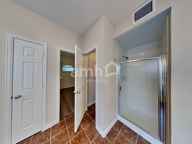 Building Photo - 501 Falcon Lake Dr