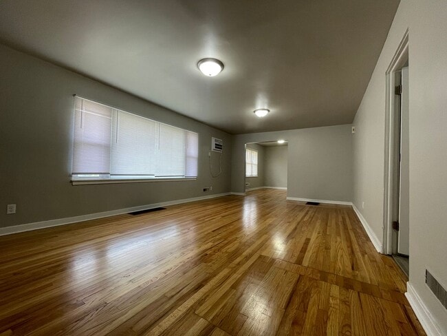 Building Photo - 4 Bedroom 1.5 Bath Home In Gary, IN