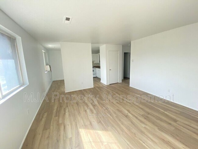 Building Photo - 2517 S Lakecrest Dr