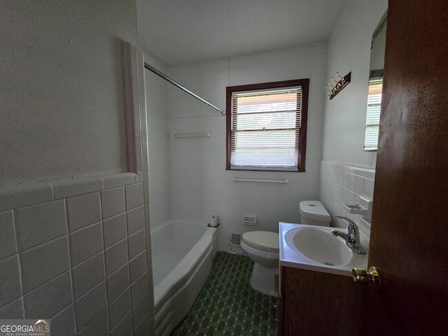 Building Photo - 677 Shellnut Dr